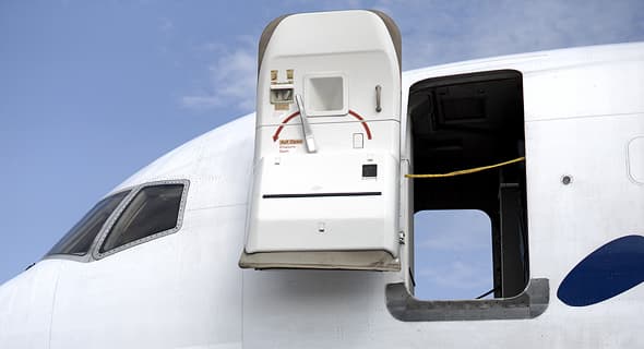 Дверь самолёта: почему не открывается в полёте и что случилось с Alaska Airlines